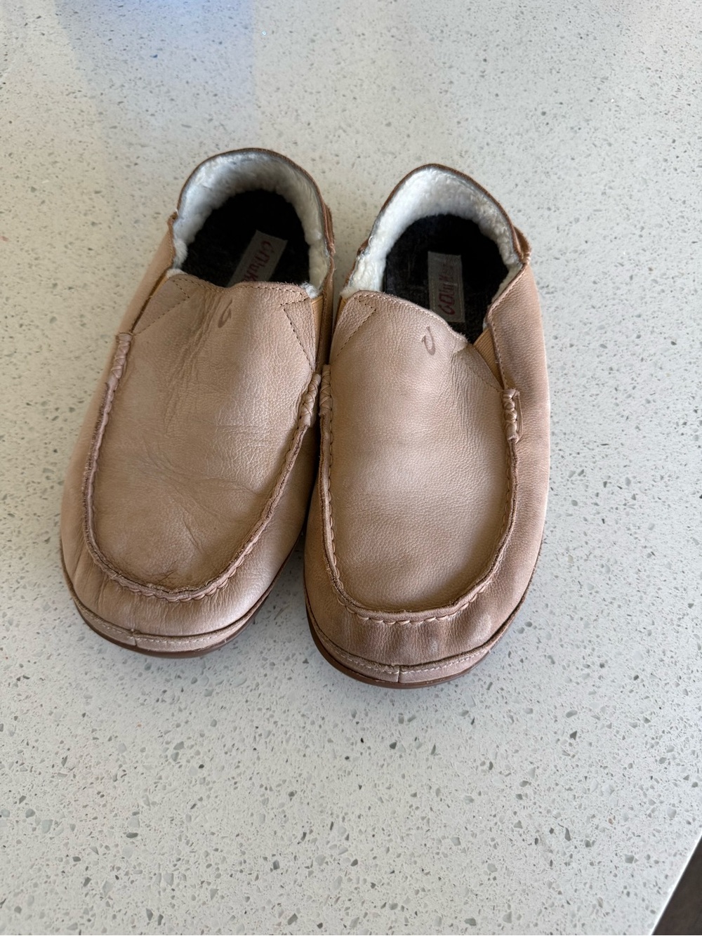 Olukai Kipuka Hulu - Mens 11  - Tan Full Grain Leather Slippers w/ Shearling Int